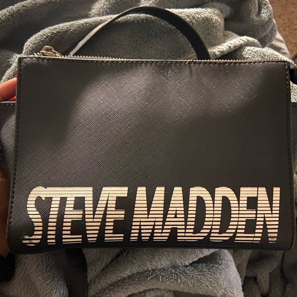 2013 STEVE MADDEN CROSSBODY PURSE🤍🖤